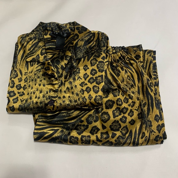 🛍️ Animal Print 2 Piece Poly-Satin Pajama Set Gold & Black - Size L - Picture 7 of 8